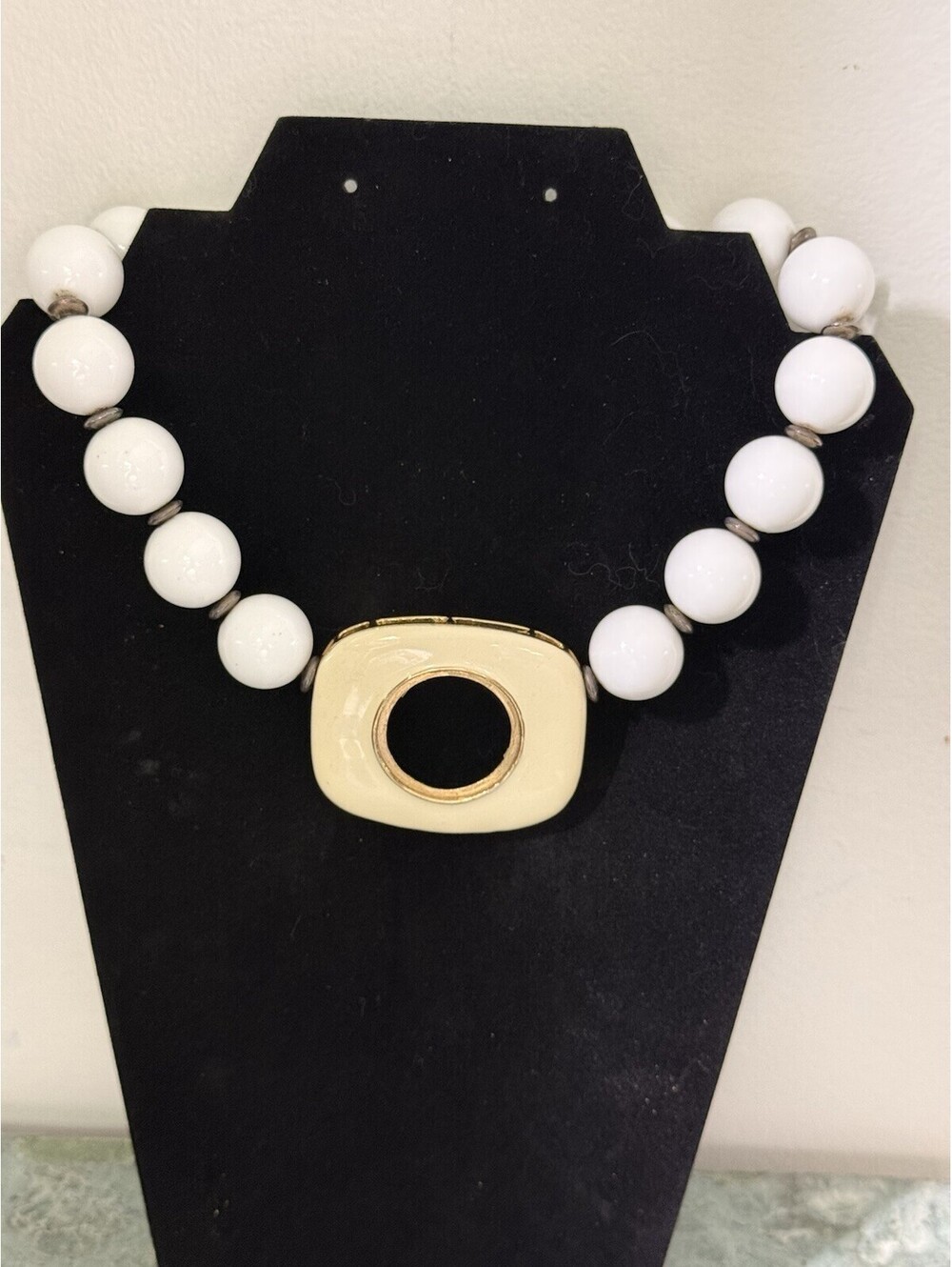 Vintage Elegant Off White Gold Tone Beaded Necklace Women’s 1960 70’s Lock Clasp
